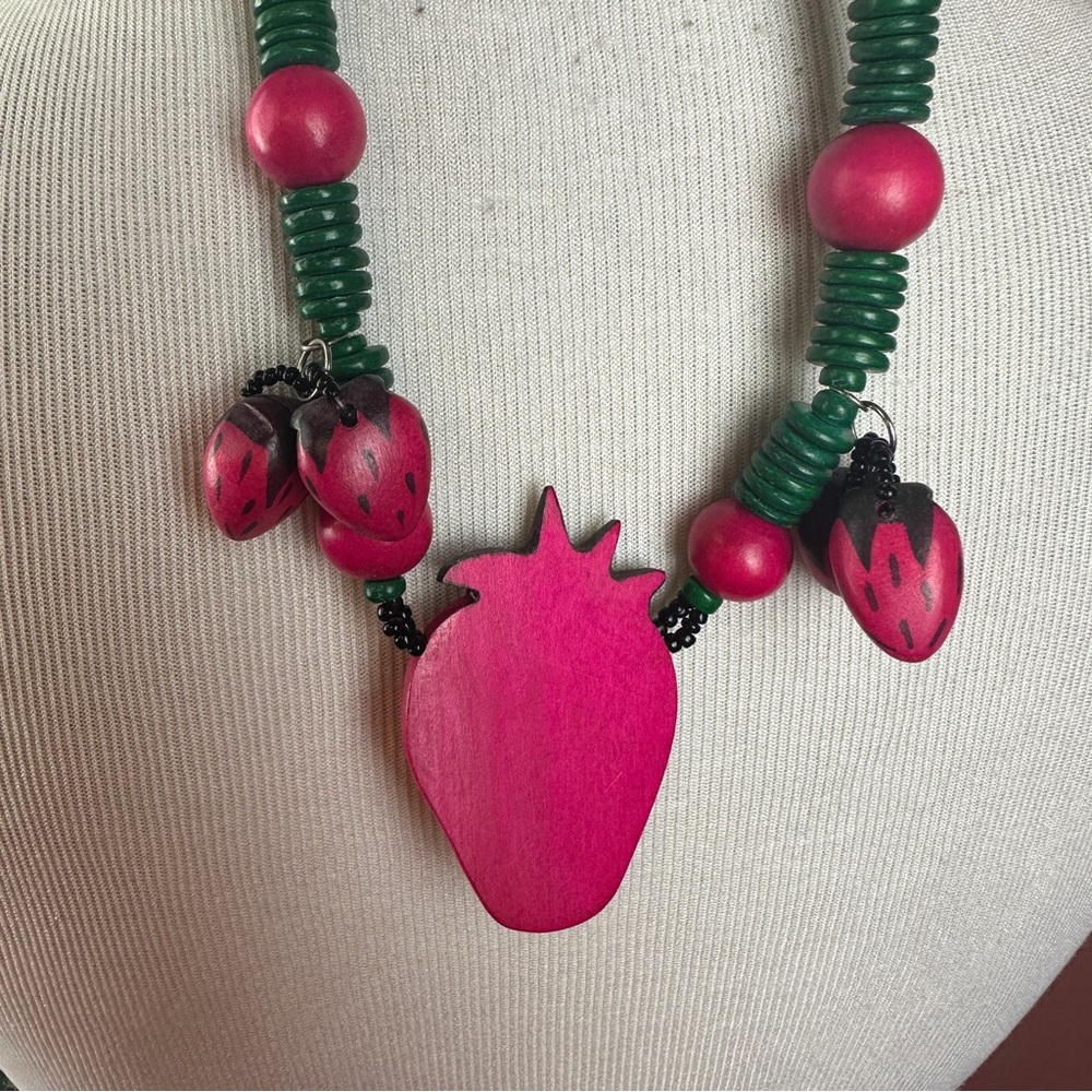 Vintage wooden strawberry pendant necklace with strawberry beads pink and green - Picture 5 of 5
